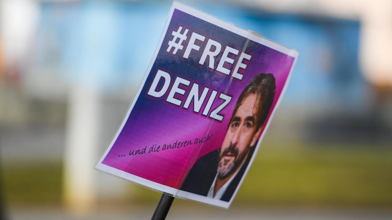 Ein Schild "# Free Deniz" ist am 25.02.2017 in Flörsheim (Hessen) an einem Kinderwagen befestigt. Der in der Türkei inhaftierte «Welt»-Journalist Deniz Yücel stammt aus Flörsheim. Ein Schild "# Free Deniz" ist am 25.02.2017 in Flörsheim (Hessen) an einem Kinderwagen befestigt. Der in der Türkei inhaftierte «Welt»-Journalist Deniz Yücel stammt aus Flörsheim.