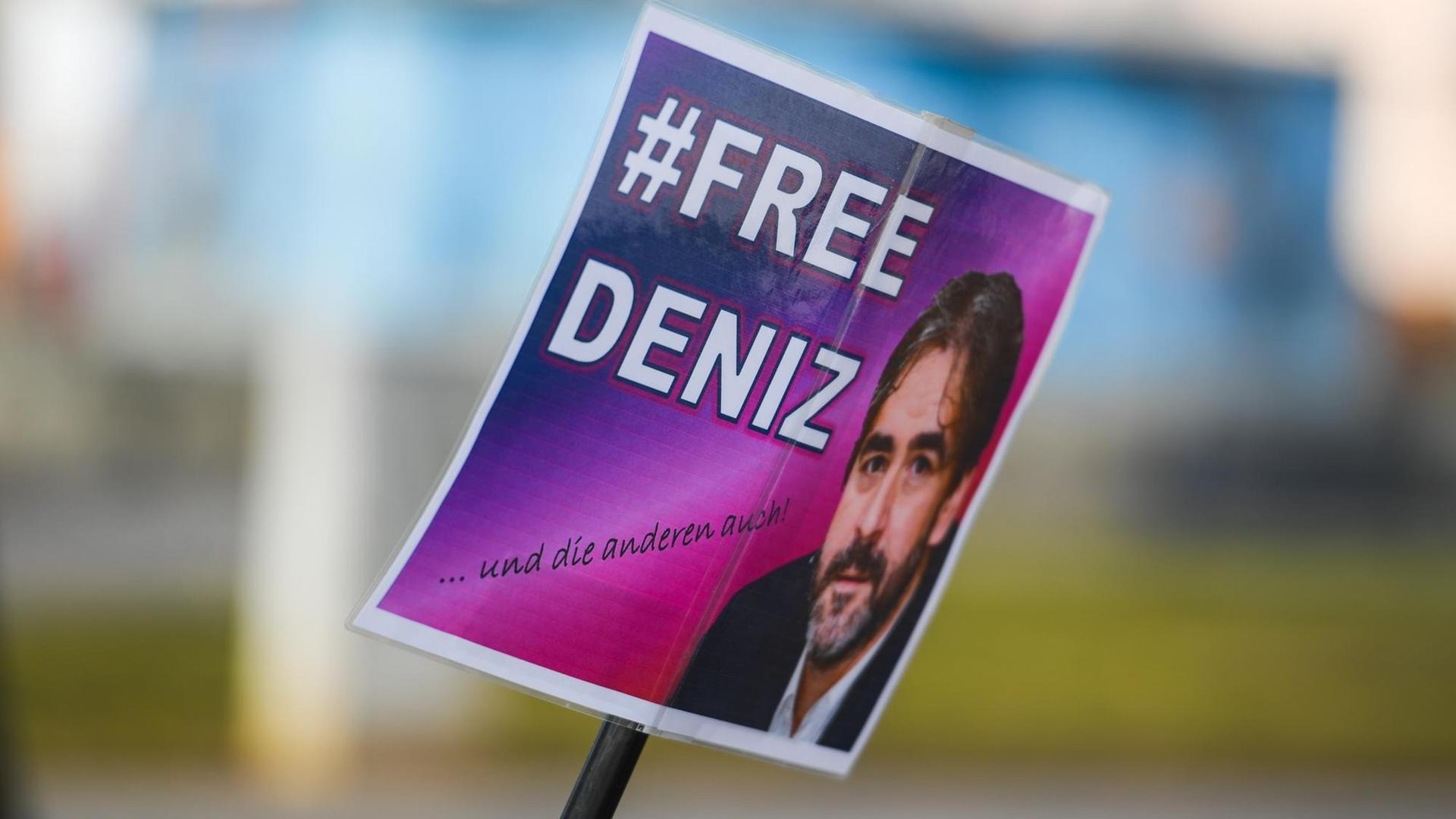 Ein Schild "# Free Deniz" ist am 25.02.2017 in Flörsheim (Hessen) an einem Kinderwagen befestigt. Der in der Türkei inhaftierte «Welt»-Journalist Deniz Yücel stammt aus Flörsheim. Ein Schild "# Free Deniz" ist am 25.02.2017 in Flörsheim (Hessen) an einem Kinderwagen befestigt. Der in der Türkei inhaftierte «Welt»-Journalist Deniz Yücel stammt aus Flörsheim.