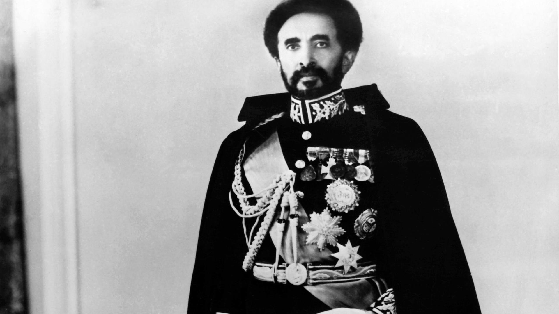 Undatierte Aufnahme. Selassie wurde am 23. Juli 1892 in Edjersso als Prinz Tafari Makonnen geboren. Am 2. November 1930 ließ er sich zum Kaiser krönen. Nach dem erfolgreichen Abessinien-Feldzug der Italiener floh er 1936 ins britische Exil, kehrte jedoch 1941 mit britischen Truppen zurück und zog am 5. Mai 1941 wieder in Addis Abeba ein. Anfang Juli 1974 übernahmen die Militärs die Macht und setzten ihn am 12. September 1974 formell als Kaiser ab. Die folgenden Jahre verbrachte Haile Selassie unter strengem Hausarrest im Menelik-Palast in Addis Abeba, wo er am 27. August 1975 starb. Undatierte Aufnahme. Selassie wurde am 23. Juli 1892 in Edjersso als Prinz Tafari Makonnen geboren. Am 2. November 1930 ließ er sich zum Kaiser krönen. Nach dem erfolgreichen Abessinien-Feldzug der Italiener floh er 1936 ins britische Exil, kehrte jedoch 1941 mit britischen Truppen zurück und zog am 5. Mai 1941 wieder in Addis Abeba ein. Anfang Juli 1974 übernahmen die Militärs die Macht und setzten ihn am 12. September 1974 formell als Kaiser ab. Die folgenden Jahre verbrachte Haile Selassie unter strengem Hausarrest im Menelik-Palast in Addis Abeba, wo er am 27. August 1975 starb.