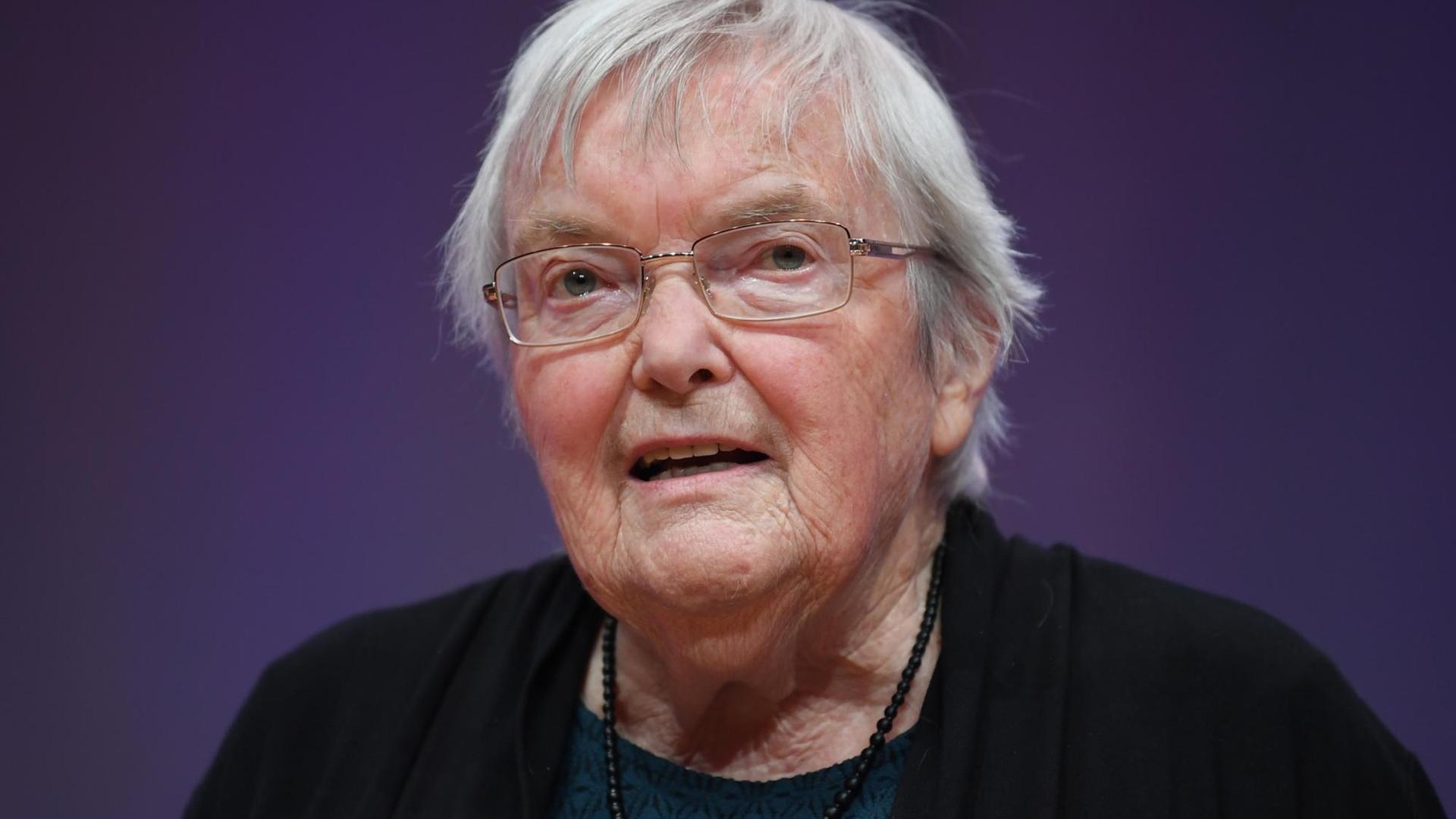 Die Autorin Gudrun Pausewang bei der Verleihung des Deutschen Jugendliteraturpreises 2017 auf der Buchmesse in Frankfurt am Main Die Autorin Gudrun Pausewang bei der Verleihung des Deutschen Jugendliteraturpreises 2017 auf der Buchmesse in Frankfurt am Main