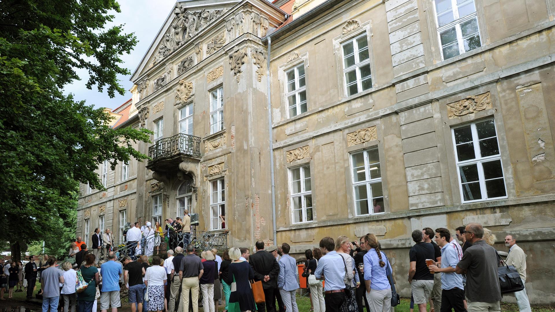 Kunstinteressierte vor dem Schloss in Roskow in Brandenburg: Sie warten auf die Eröffnung der Ausstellung "Rohkunstbau"; Aufnahme vom August 2013 Kunstinteressierte vor dem Schloss in Roskow in Brandenburg: Sie warten auf die Eröffnung der Ausstellung "Rohkunstbau"; Aufnahme vom August 2013