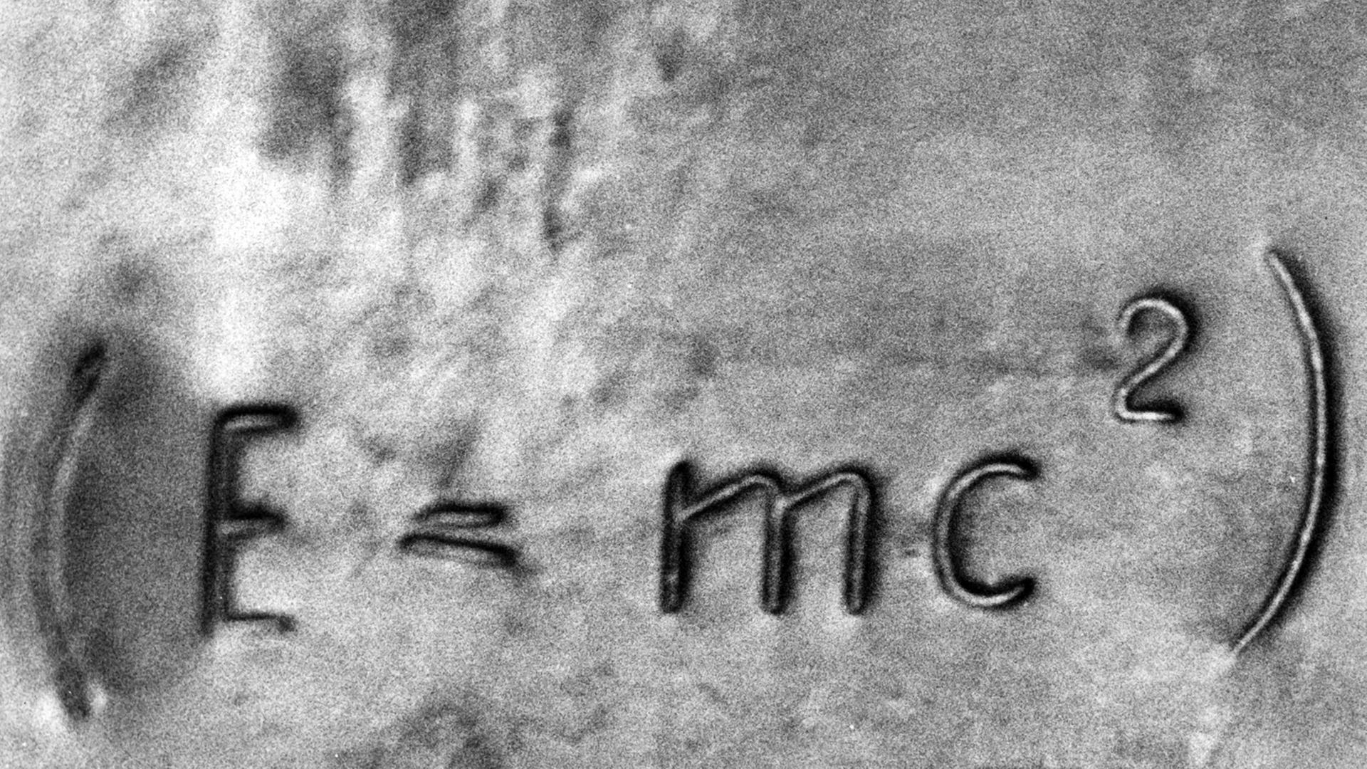 Physikalische Formel zur Äquivalenz von Masse und Energie, aufgestellt von Physiker Albert Einstein. Physikalische Formel zur Äquivalenz von Masse und Energie, aufgestellt von Physiker Albert Einstein.