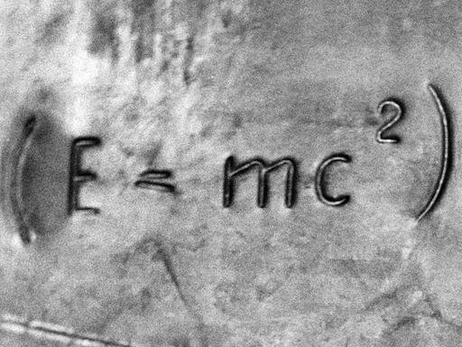 Physikalische Formel zur Äquivalenz von Masse und Energie, aufgestellt von Physiker Albert Einstein.