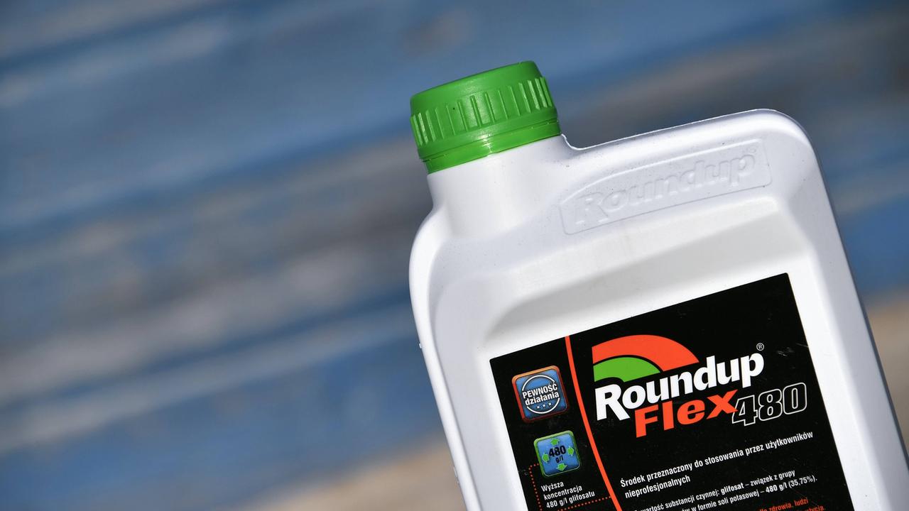 Der Unkrautvernichter Roundup mit dem Wirkstoff Glyphosat vom US-Konzern Monsanto Der Unkrautvernichter Roundup mit dem Wirkstoff Glyphosat vom US-Konzern Monsanto