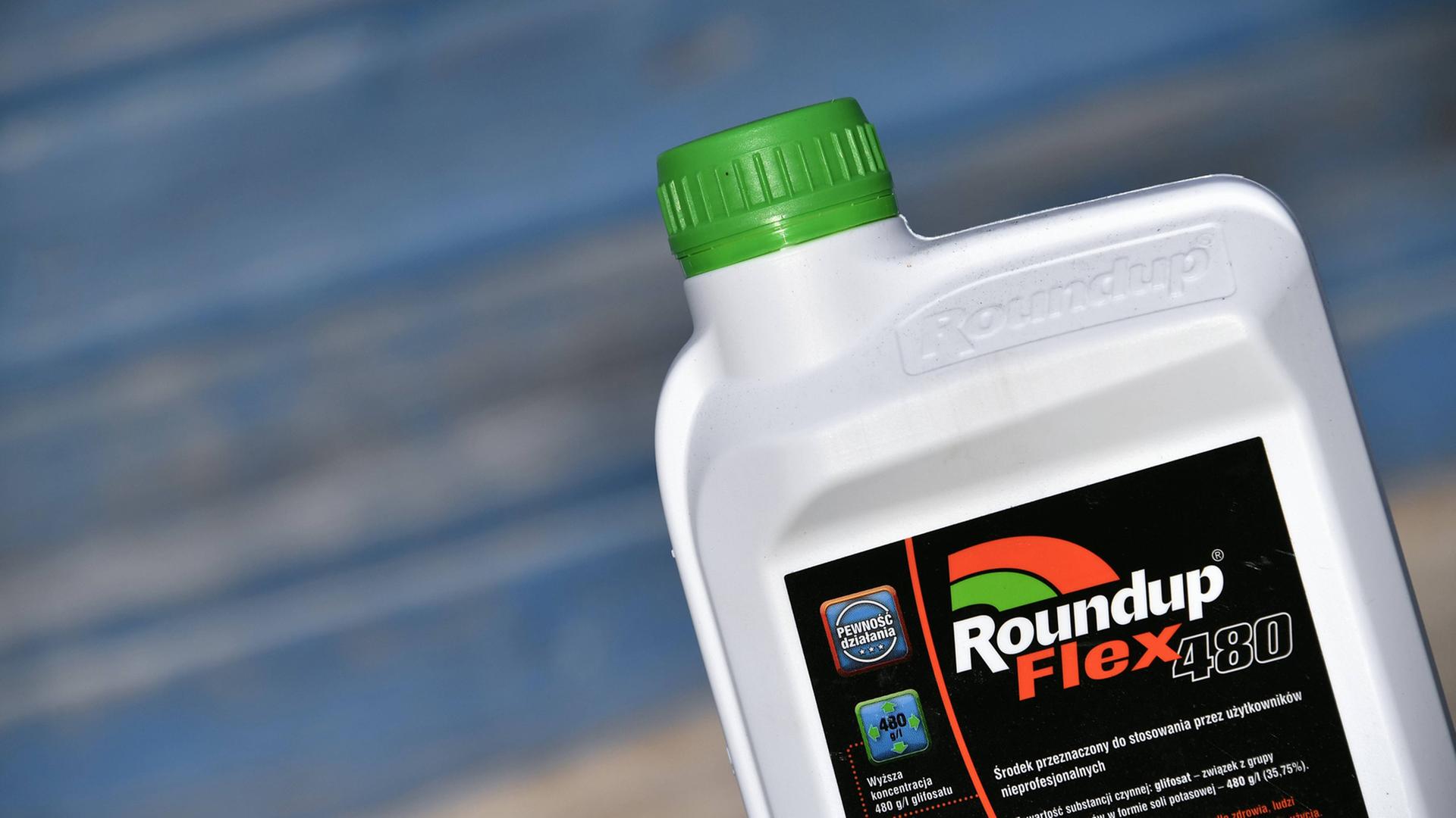 Der Unkrautvernichter Roundup mit dem Wirkstoff Glyphosat vom US-Konzern Monsanto Der Unkrautvernichter Roundup mit dem Wirkstoff Glyphosat vom US-Konzern Monsanto