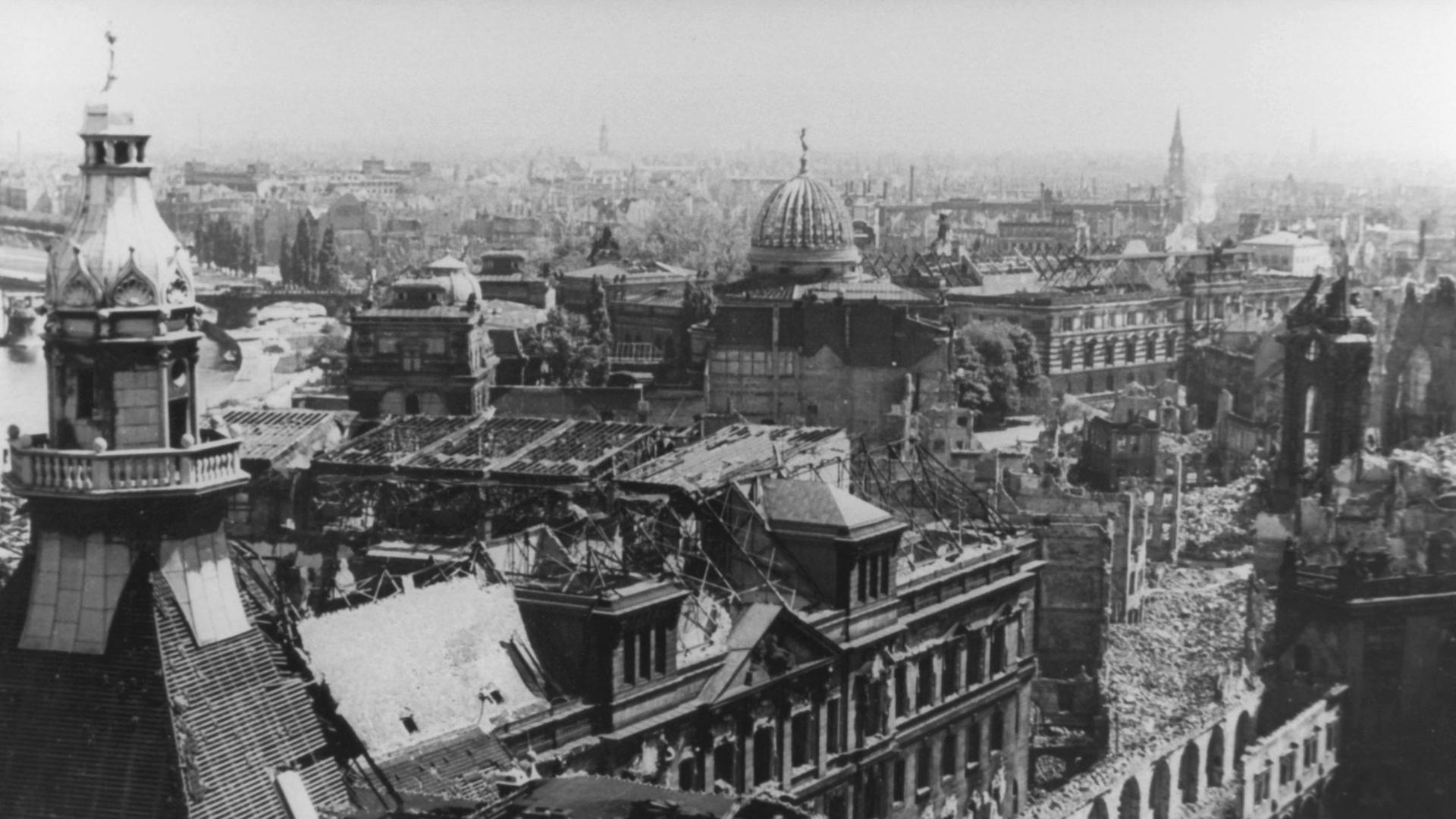 Dresden nach den Luftangriffen vom 13. und 14. Februar 1945 - bei denen die historische Innenstadt fast völlig zerstört wurde, bis zu 25.000 Menschen fanden den Tod. Dresden nach den Luftangriffen vom 13. und 14. Februar 1945 - bei denen die historische Innenstadt fast völlig zerstört wurde, bis zu 25.000 Menschen fanden den Tod.