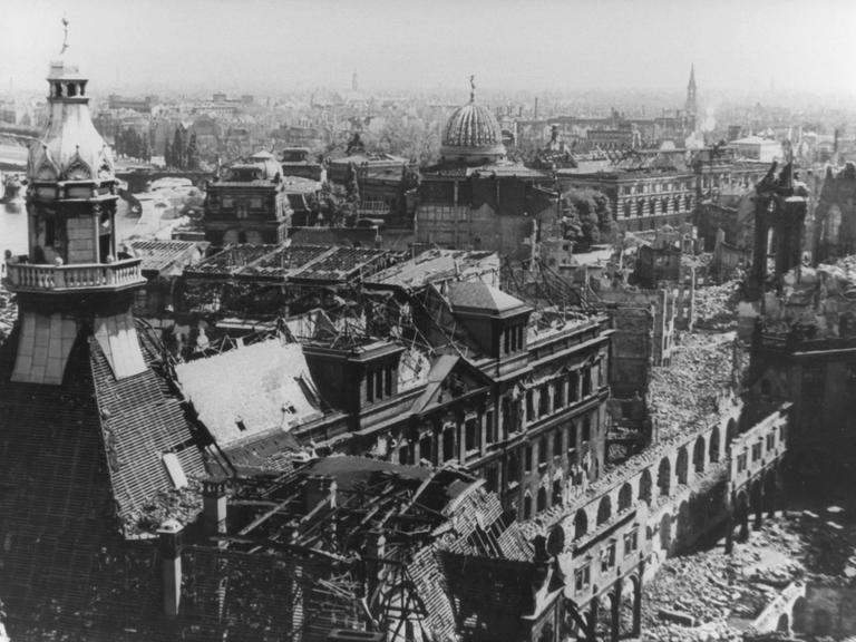 Dresden nach den Luftangriffen vom 13. und 14. Februar 1945 - bei denen die historische Innenstadt fast völlig zerstört wurde, bis zu 25.000 Menschen fanden den Tod.