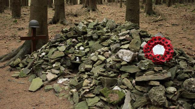 Eine Anhäufung von Steinen als Erinnerungsstätte für die gefallenen Soldaten im Hürtgenwald 1944.