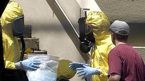 Arbeiter in Schutzanzügen bei einer Durchsuchung des Verlagsgebäudes von "The National Enquirer" in Florida, das Opfer einer Anthrax-Attacke per Brief war.
