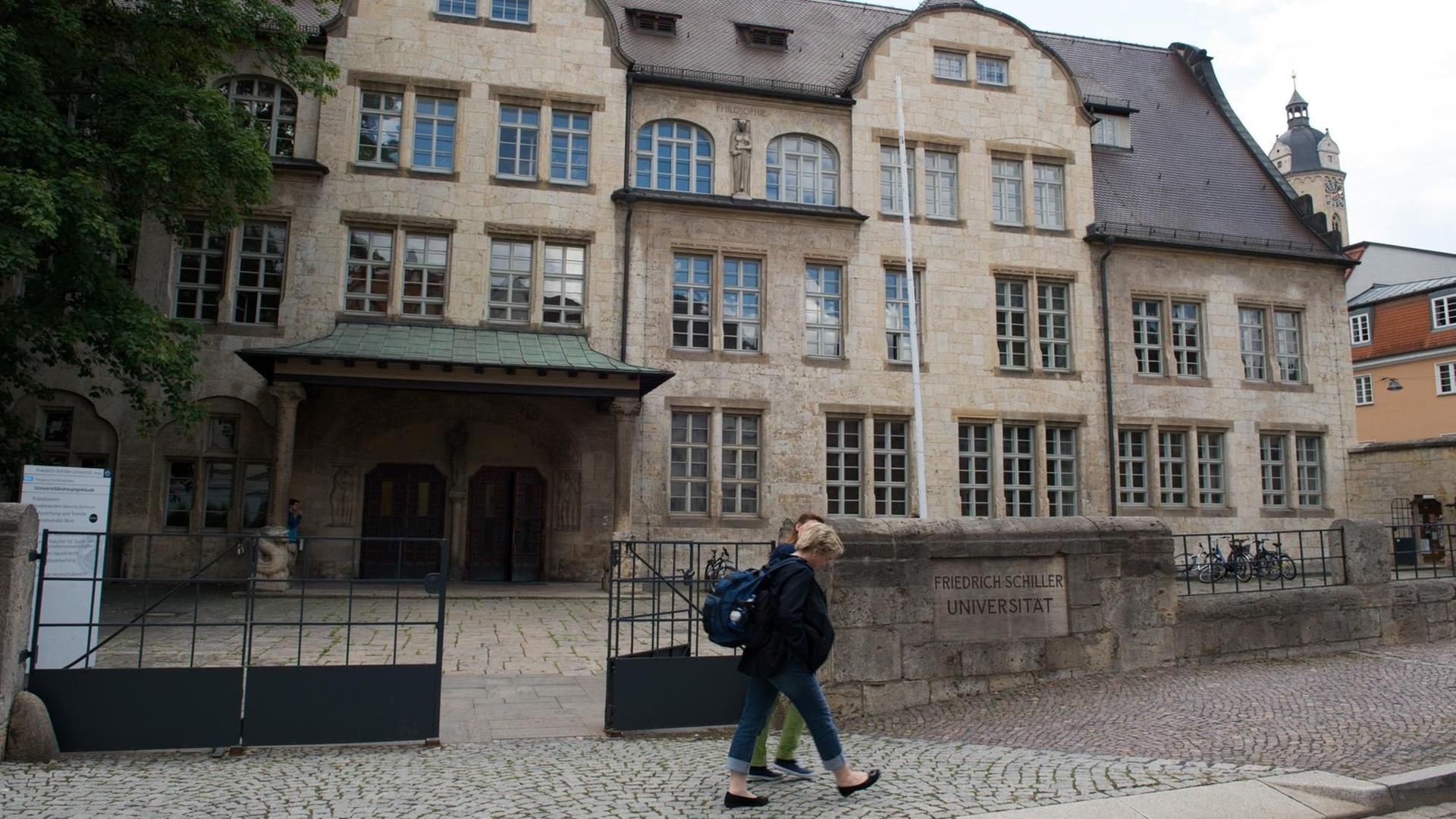 Das Hauptgebäude der Friedrich-Schiller-Universität Jena, aufgenommen am 30.07.2015 in Jena (Thüringen). Mit einer Doktorandenschmiede konnte die Universität Jena 2012 in der Exzellenzinitiative punkten, den Einzug in den illustren Club der deutschen Elite-Unis hat sie aber verpasst. Foto: Sebastian Kahnert/dpa (zu dpa "Unichef fordert Exzellenz-Programm für kleine Fächer" vom 02.08.2015) | Verwendung weltweit Das Hauptgebäude der Friedrich-Schiller-Universität Jena, aufgenommen am 30.07.2015 in Jena (Thüringen). Mit einer Doktorandenschmiede konnte die Universität Jena 2012 in der Exzellenzinitiative punkten, den Einzug in den illustren Club der deutschen Elite-Unis hat sie aber verpasst. Foto: Sebastian Kahnert/dpa (zu dpa "Unichef fordert Exzellenz-Programm für kleine Fächer" vom 02.08.2015) | Verwendung weltweit