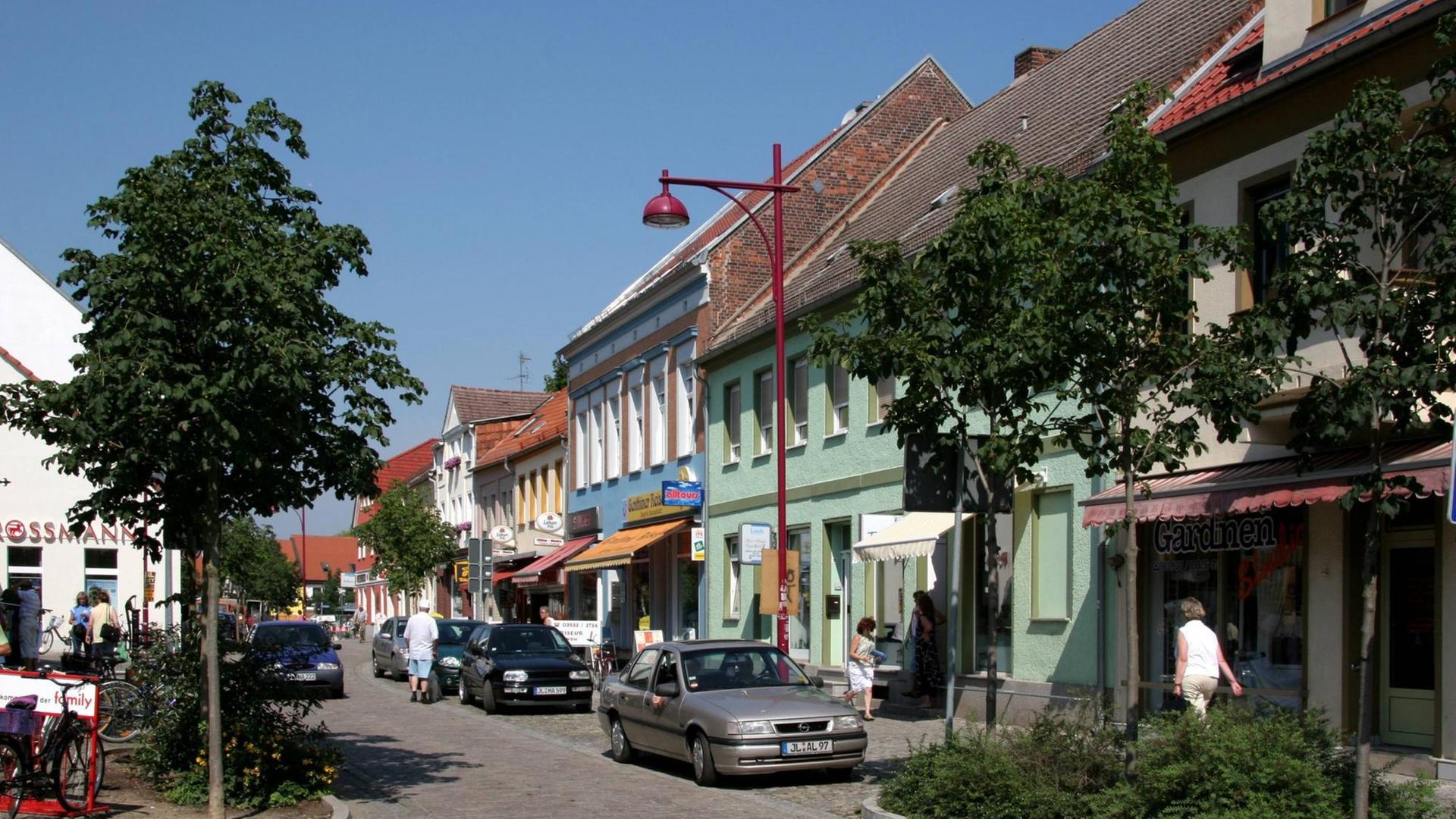 Einkaufsstraße in Genthin - Sachsenanhalt, Einkaufsstraßen, Geschäftsstraße, Geschäftsstraßen, Passant, Passanten, Fußgänger, Auto, Autos, Landschaft;, Genthin, Sachsenanhalt; , quer, Kbdig, Totale, Deutschland, Reisen, Sachsenanhalt, Europa Einkaufsstraße in Genthin - Sachsenanhalt, Einkaufsstraßen, Geschäftsstraße, Geschäftsstraßen, Passant, Passanten, Fußgänger, Auto, Autos, Landschaft;, Genthin, Sachsenanhalt; , quer, Kbdig, Totale, Deutschland, Reisen, Sachsenanhalt, Europa