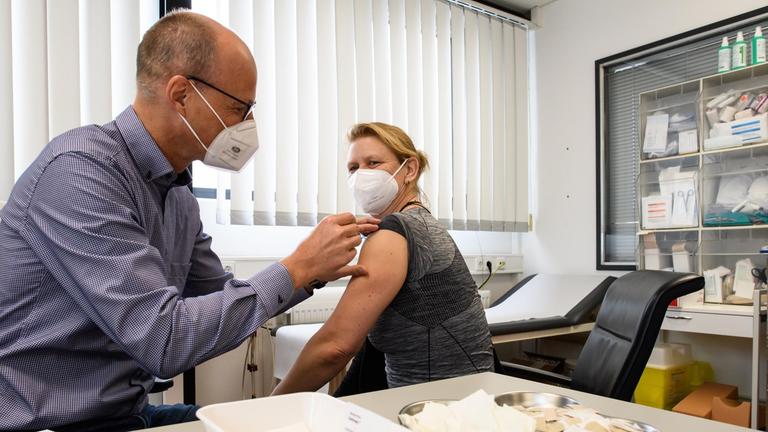 Betriebsartzt Christian Späth impft eine Mitarbeiterin der Sartorius AG in Göttingen gegen Covid-19. Betriebsartzt Christian Späth impft eine Mitarbeiterin der Sartorius AG in Göttingen gegen Covid-19.