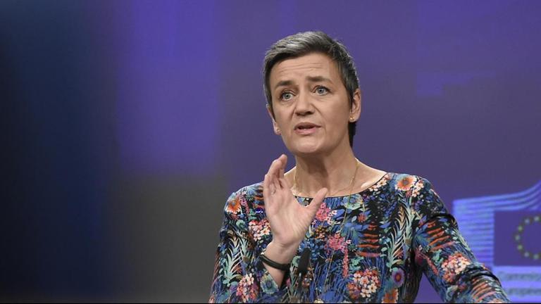 Vestager spricht vor einer Wand mit Textbausteinen zu ihrer Strafe gegen Google. Vestager spricht vor einer Wand mit Textbausteinen zu ihrer Strafe gegen Google.