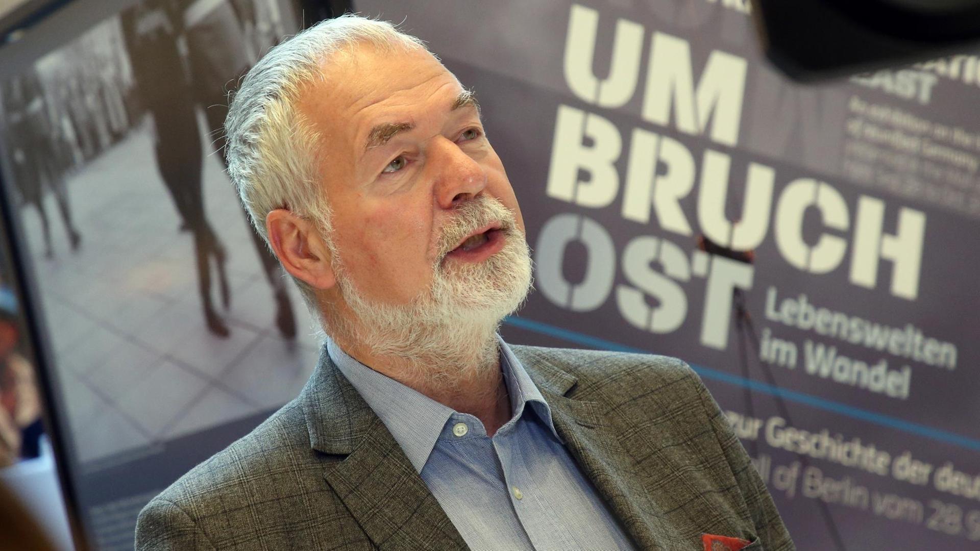 Markus Meckel nimmt an der Eröffnung der Ausstellungen «Umbruch Ost» und «Einheitsbilder» der Bundesstiftung zur Aufarbeitung der SED Diktatur in der Mall of Berlin teil. Markus Meckel nimmt an der Eröffnung der Ausstellungen «Umbruch Ost» und «Einheitsbilder» der Bundesstiftung zur Aufarbeitung der SED Diktatur in der Mall of Berlin teil.