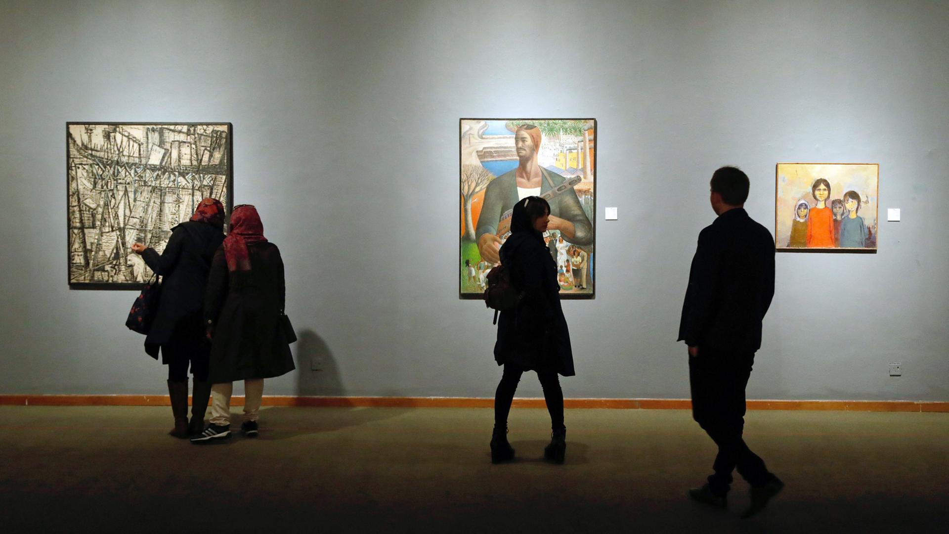 Ein Blick ins Teheran Museum of Contemporary Art im November 2016. Zu sehen ist eine Ausstellung mit Werken arabischer Künstler.