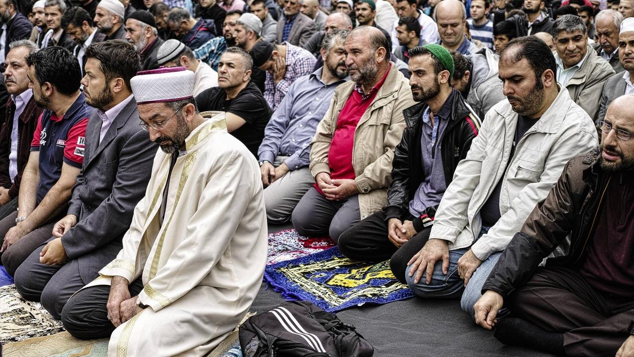 Viele Muslime knien auf dem Boden und sprechen ein Friedensgebet gegen Extremismus in Kreuzberg, Berlin in Deutschland. Islamische Verbände halten Friedensgebet vor der Mevlana-Moschee ab, vor der vor einem Monat ein Brandanschlag verübt wurde. Eine Aktion des Zentralrats der Muslime, der Türkisch-Islamischen Union (Ditib), des Islamrates und dem Verband der Islamischen Kulturzentren (VIKZ). Viele Muslime knien auf dem Boden und sprechen ein Friedensgebet gegen Extremismus in Kreuzberg, Berlin in Deutschland. Islamische Verbände halten Friedensgebet vor der Mevlana-Moschee ab, vor der vor einem Monat ein Brandanschlag verübt wurde. Eine Aktion des Zentralrats der Muslime, der Türkisch-Islamischen Union (Ditib), des Islamrates und dem Verband der Islamischen Kulturzentren (VIKZ).