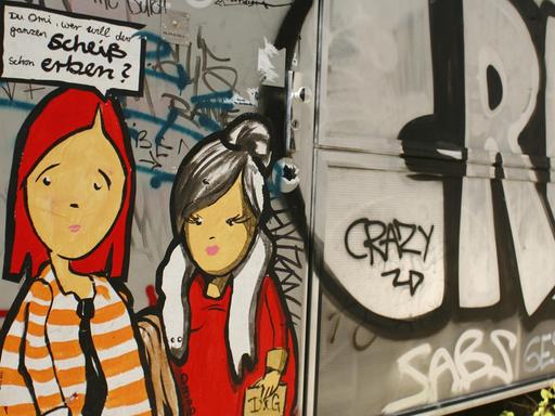 Ein Motiv des Street-Art-Künstlers "El Bocho" - Die Figut "Poor Hannah" im Streifenpulli und ihre Oma im Luxusoutfit mit teuren Markenklamotten und die Sprechblase mit den Worten; "Du Omi, wer soll den ganzen Scheiß schon erben?", aufgenommen in Berlin im Bezirk Mitte im April 2011. Berlin ist ein Zentrum für Street Art, das Künstler aus dem In- und Ausland anzieht. El Bocho ist mit seinen Werken in Berlin im Satdteil Mitte sehr präsent. Seine Werke erinnern an Comics mit Unterschriften oder Sprechblasen. Zwei seiner Hauptfiguren sind "Little Lucy" und ihre Katze, die von dem Mädchen allerhand erdulden muss. Aber auch großflächige Porträts und immer wieder Überwachunskameras gehören zu seinem originellen Repertoire. ACHTUNG REDAKTIONEN: Nur zur redaktionellen Verwendung bei Nennung des Namens der Künstlers "El Bocho". Verwendung zu Werbezwecken nur nach Rücksprache mit dem Künstler. Foto: Wolfram Steinberg