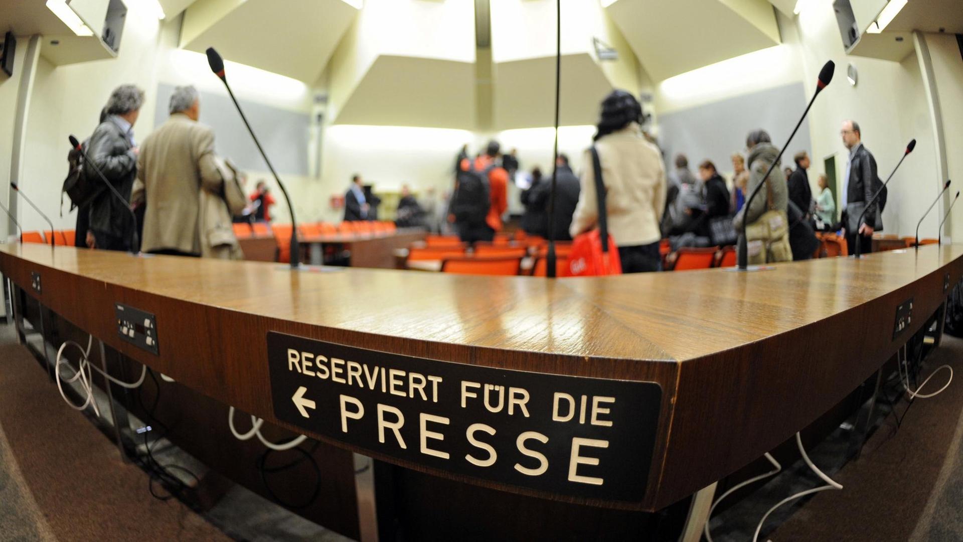 Blick in den Saal 101 im Strafjustizzentrum in den Nymphenburger Straße in München (Bayern) am 12.04.2013. Im Saal 101 findet ab dem 17.04.2013 der Prozess gegen den NSU statt. Blick in den Saal 101 im Strafjustizzentrum in den Nymphenburger Straße in München (Bayern) am 12.04.2013. Im Saal 101 findet ab dem 17.04.2013 der Prozess gegen den NSU statt.