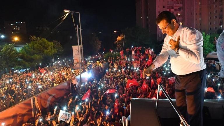 Der Wahlsieger Ekrem Imamoglu spricht zu jubelnden Anhängern in Istanbul.