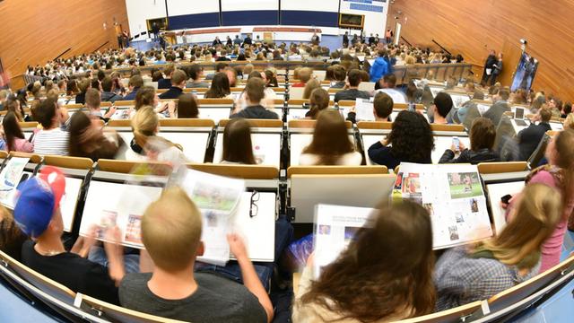 Studenten nehmen in Heidelberg in einem Hörsaal der Universität an einer Veranstaltung teil