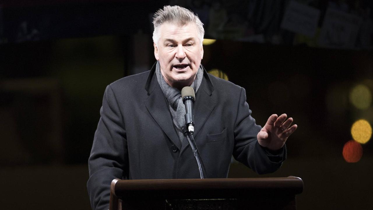 Im Januar 2017 nimmt der US-Schauspieler Alec Baldwin an einer Anti-Trump-Veranstaltung in New York teil und hält dort eine Rede. Baldwin parodiert Trump seit dessen Wahl zum US-Präsidenten im November 2016. Im Januar 2017 nimmt der US-Schauspieler Alec Baldwin an einer Anti-Trump-Veranstaltung in New York teil und hält dort eine Rede. Baldwin parodiert Trump seit dessen Wahl zum US-Präsidenten im November 2016.