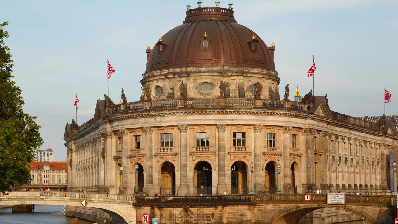 Das Bode-Museum auf der Museumsinsel an der Spree, aufgenommen im Abendlicht in Berlin. Das Bode-Museum auf der Museumsinsel an der Spree, aufgenommen im Abendlicht in Berlin.