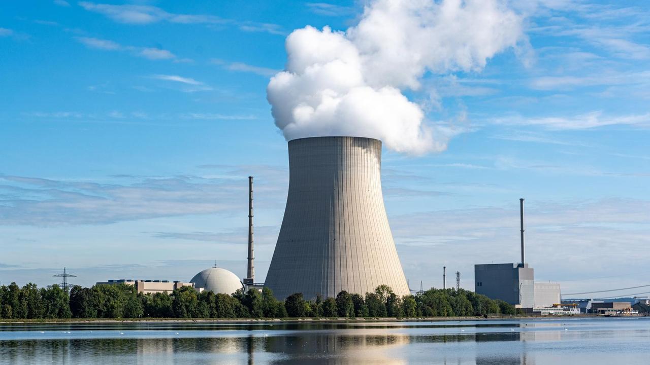 Die Atomkraftwerke (AKW) Isar 1 (r) und Isar 2 mit dem Kühlturm in der Mitte.