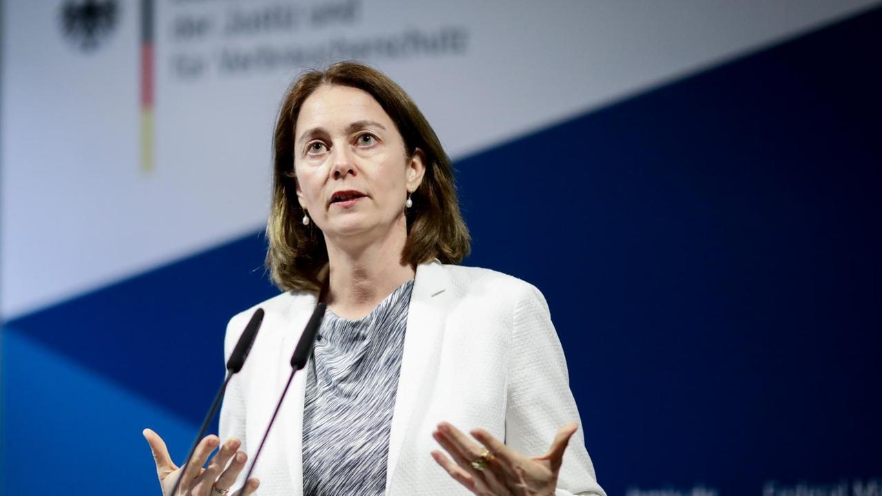 Katarina Barley spricht während der Pressekonferenz nach dem Treffen mit der Facebook-Delegation. Katarina Barley spricht während der Pressekonferenz nach dem Treffen mit der Facebook-Delegation.