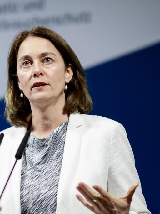 Katarina Barley spricht während der Pressekonferenz nach dem Treffen mit der Facebook-Delegation.