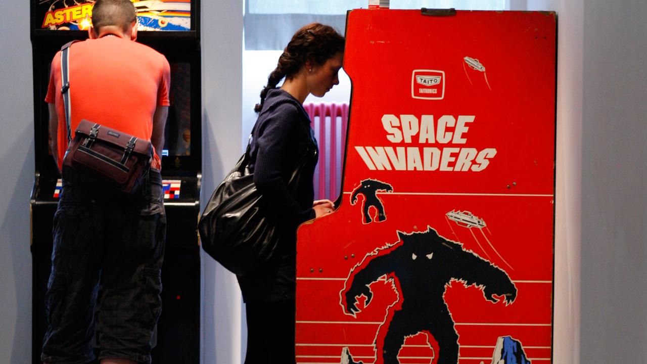Eine Frau spielt "Space Invaders" im Computerspielemuseum in Berlin-Friedrichshain Eine Frau spielt "Space Invaders" im Computerspielemuseum in Berlin-Friedrichshain