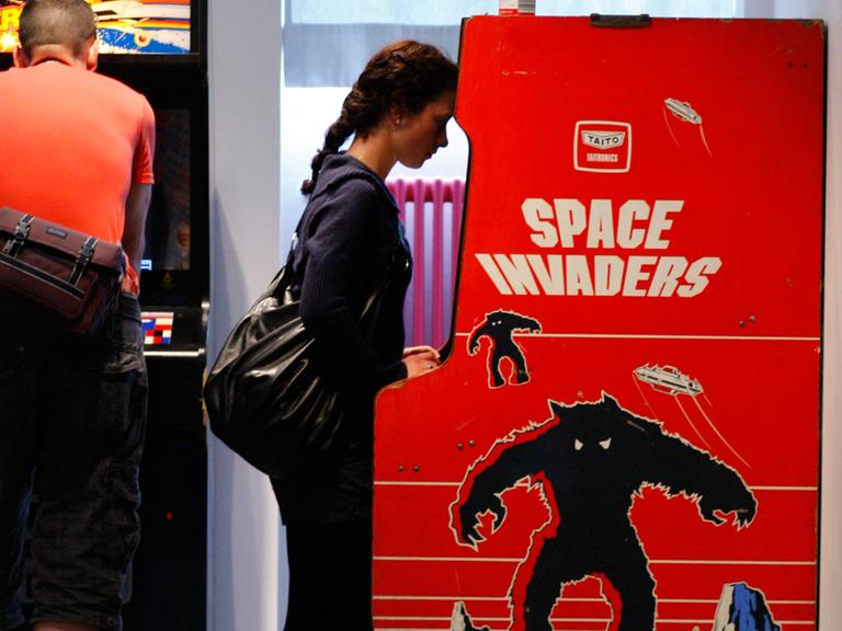 Eine Frau spielt "Space Invaders" im Computerspielemuseum in Berlin-Friedrichshain