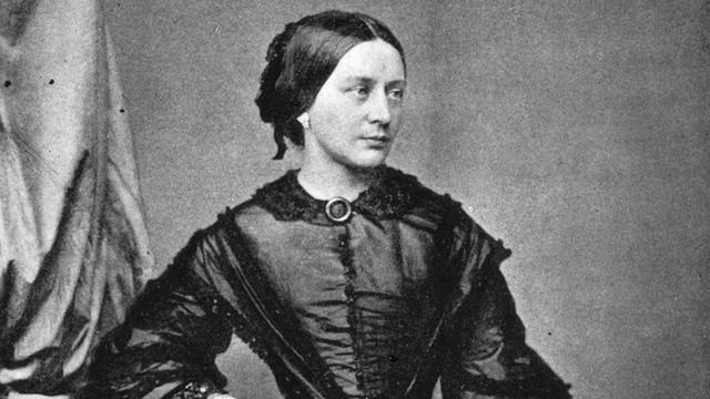 Clara Schumann auf einer zeitgenössischen Schwarz-weiß Fotografie, sie trägt ein schwarzes Taft-Kleid Bildnummer: 55862662