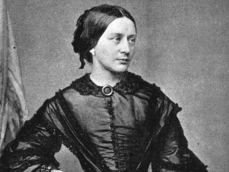 Clara Schumann auf einer zeitgenössischen Schwarz-weiß Fotografie, sie trägt ein schwarzes Taft-Kleid Bildnummer: 55862662