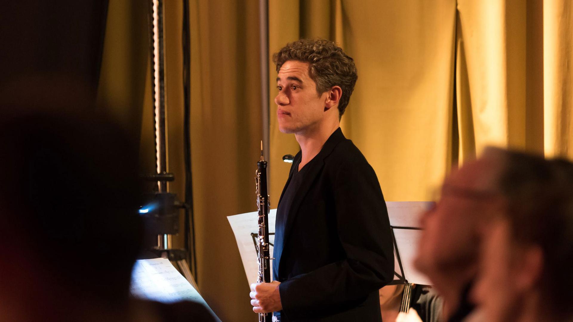 Der Oboist Demetrios Karamintzas bei einem Konzert Der Oboist Demetrios Karamintzas bei einem Konzert