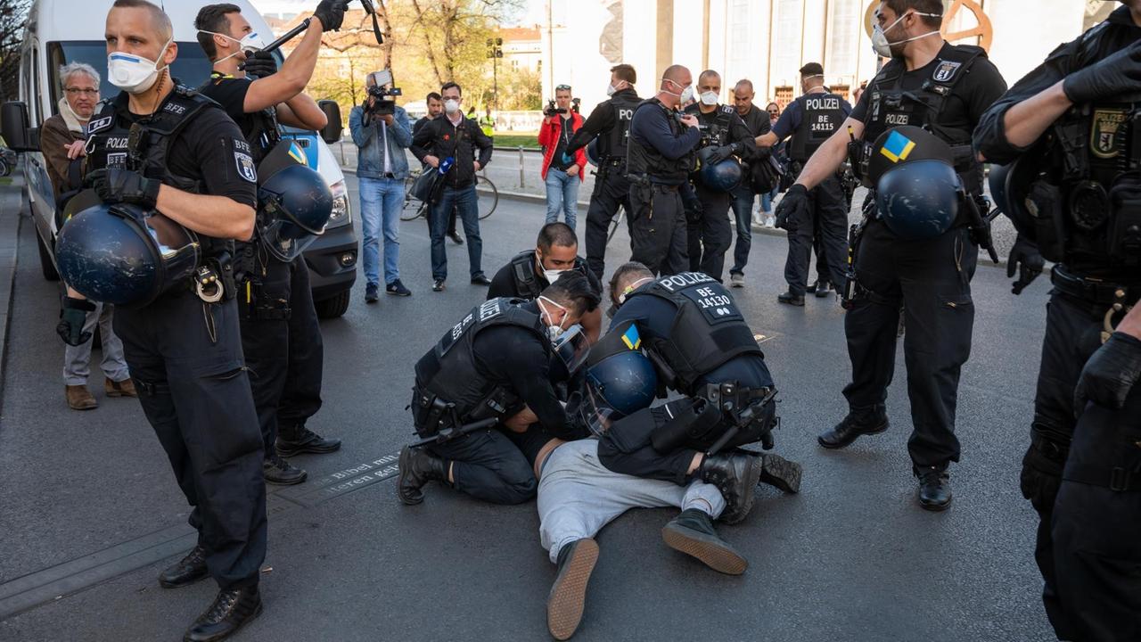 Polizisten in Berlin nehmen Demonstranten auf Rosa-Luxemburg-Platz fest.