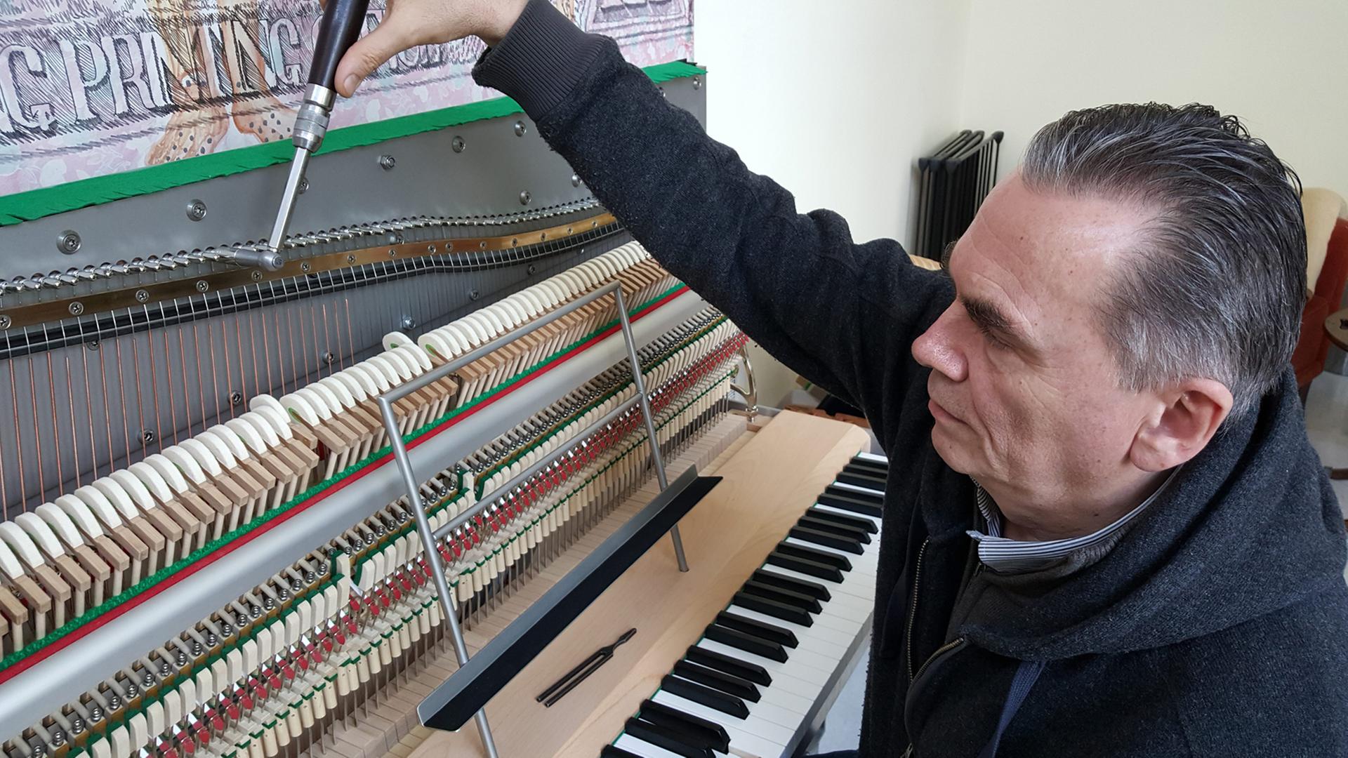Instrumentenbauer David Klavins stimmt sein Una Corda. Instrumentenbauer David Klavins stimmt sein Una Corda.
