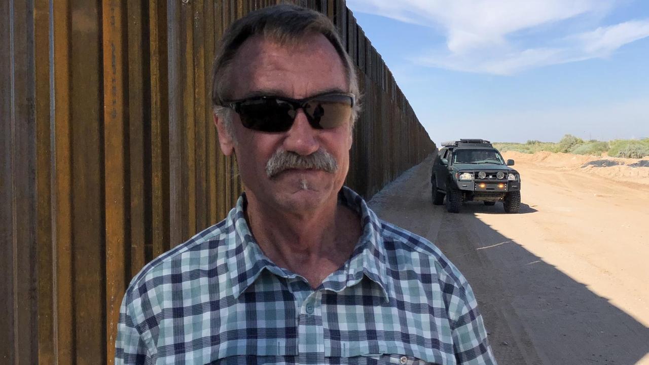 Kevin Bixby, 61 Jahre alt, Jeans, Schirmmütze, dunkel getönte Sonnenbrille. Er ist Umweltschützer. Kopf und Hirn des Southwest Environmental Center, einer nichtstaatlichen Organisation in Las Cruces in New Mexico, die ausschließlich von privaten Spenden lebt. Oktober 2018, Thilo Kößler Kevin Bixby, 61 Jahre alt, Jeans, Schirmmütze, dunkel getönte Sonnenbrille. Er ist Umweltschützer. Kopf und Hirn des Southwest Environmental Center, einer nichtstaatlichen Organisation in Las Cruces in New Mexico, die ausschließlich von privaten Spenden lebt. Oktober 2018, Thilo Kößler