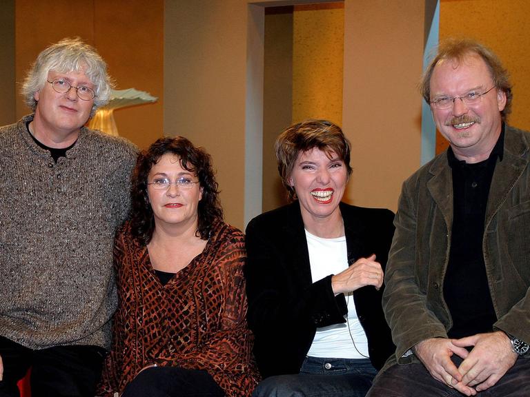 Moderatorin Bettina Böttinger (2.v.re., GER) ganz ausgelassen mit ihren Studiogästen Trio Criminale (GER) - Schriftsteller Michael Bay (re.) sowie Arthur Leenders und Ehefrau Hiltrud (Schriftstellerin) anlässlich der WDR Talkshow - Böttinger - in Köln.