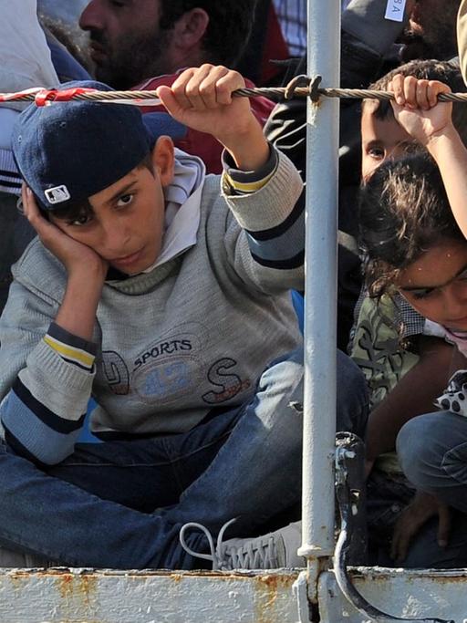 Flüchtlingskinder auf einem Boot bei der Ankunft in Sizilien.