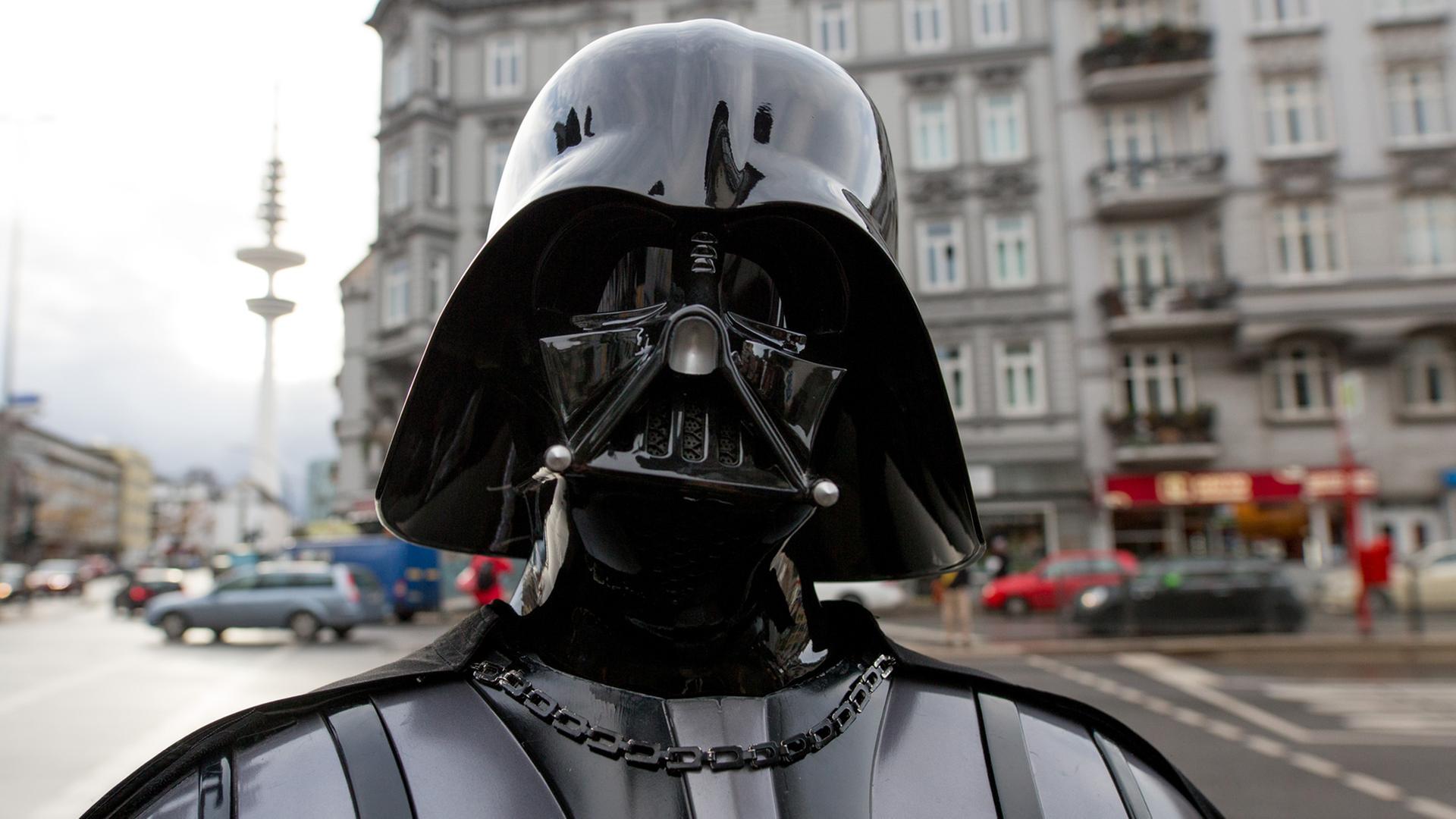 Ein Mitglied eines "Star Wars"-Fanclubs posiert in Hamburg in seinem Kostüm, das die Filmfigur Darth Vader darstellt. Ein Mitglied eines "Star Wars"-Fanclubs posiert in Hamburg in seinem Kostüm, das die Filmfigur Darth Vader darstellt.