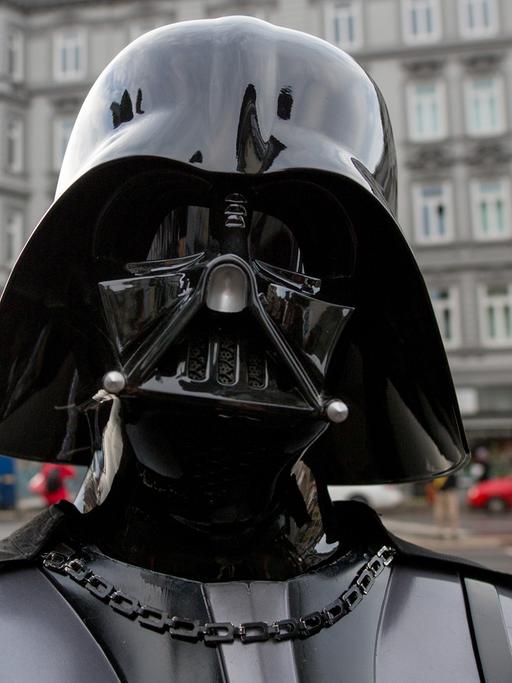 Ein Mitglied eines "Star Wars"-Fanclubs posiert in Hamburg in seinem Kostüm, das die Filmfigur Darth Vader darstellt.