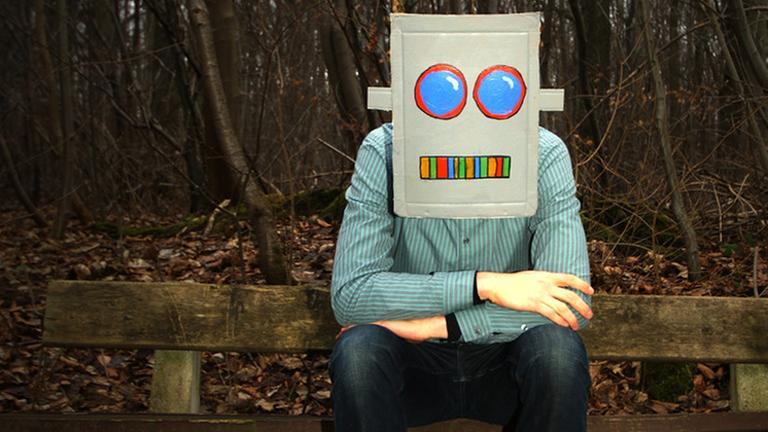 Mann mit Roboterkopf aus Pappe Mann mit Roboterkopf aus Pappe
