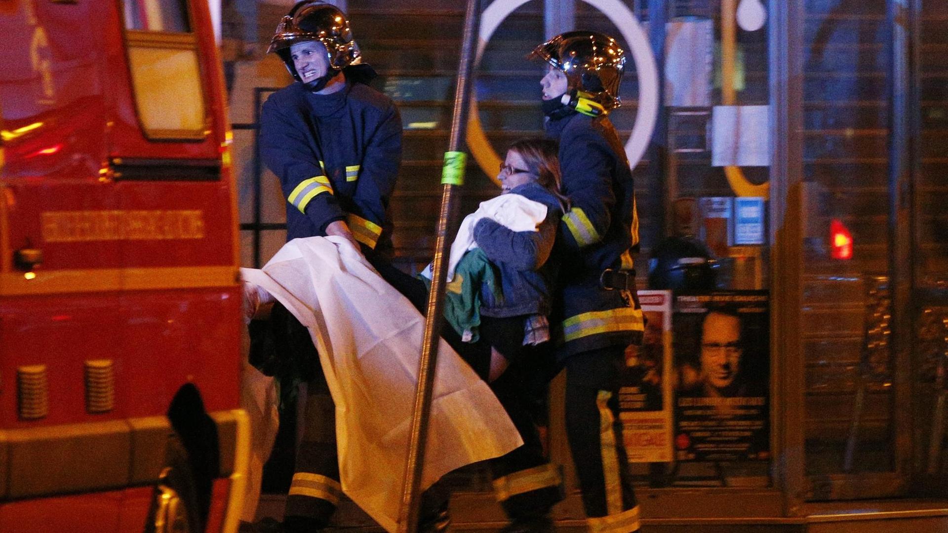 Rettungswagen mit Feuerwehrleuten und Verwundeten. Rettungswagen mit Feuerwehrleuten und Verwundeten.