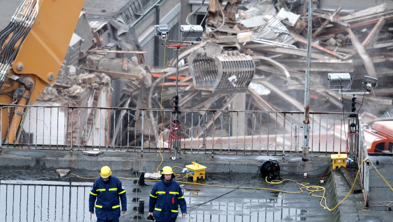 Beschreibung:Rettungskräfte am Montag (09.03.2009) vor den Trümmern eingestürzten Historischen Stadtarchivs in Köln. Das Archivgebäude war am Dienstag (03.03.2009) nach vorn gekippt und im Schacht einer U-Bahn-Baustelle versunken. Beschreibung:Rettungskräfte am Montag (09.03.2009) vor den Trümmern eingestürzten Historischen Stadtarchivs in Köln. Das Archivgebäude war am Dienstag (03.03.2009) nach vorn gekippt und im Schacht einer U-Bahn-Baustelle versunken.
