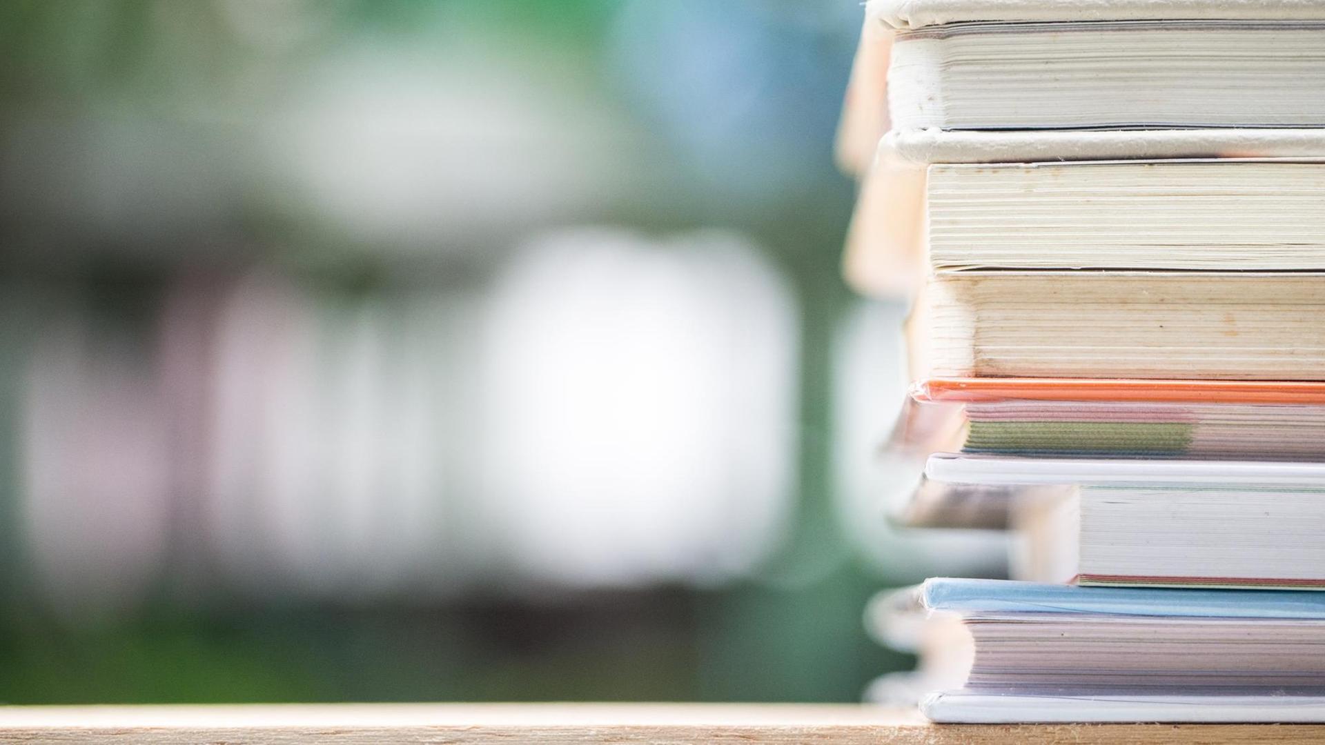 Nahaufnahme eines Stapels Bücher. Nahaufnahme eines Stapels Bücher.