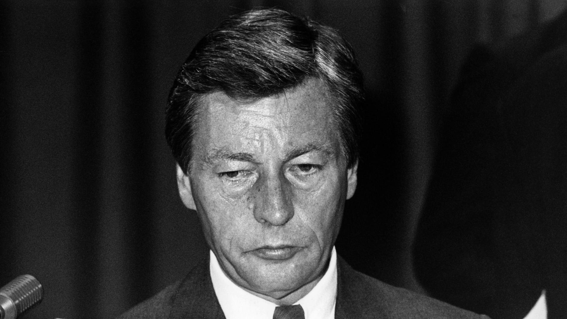 Der Vorstandssprecher der Deutschen Bank Alfred Herrhausen liest eine Firmenzeitung zu Beginn der Hauptversammlung der Daimler Benz AG am 28.06.1989 in Berlin. Der Vorstandssprecher der Deutschen Bank Alfred Herrhausen liest eine Firmenzeitung zu Beginn der Hauptversammlung der Daimler Benz AG am 28.06.1989 in Berlin.