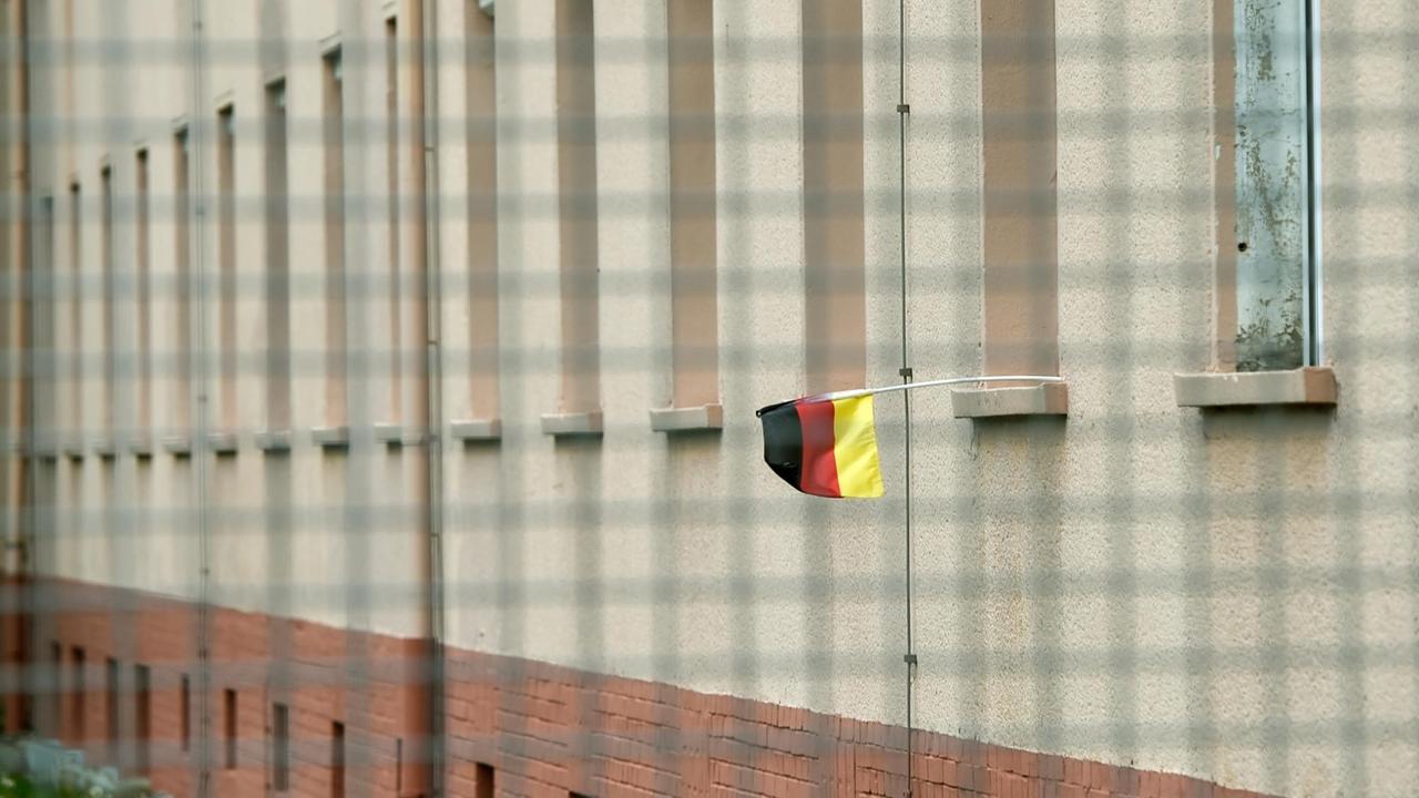 Eine Deutschlandfahne hängt am 08.05.2017 in Donaueschingen (Baden-Württemberg) an einem Fenstersims der Fürstenberg-Kaserne. 