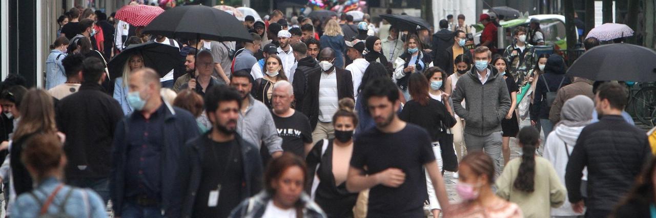 Reger Andrang in der Einkaufsstraße und Fußgängerzone Zeil in der Innenstadt von Frankfurt am Main. Reger Andrang in der Einkaufsstraße und Fußgängerzone Zeil in der Innenstadt von Frankfurt am Main.