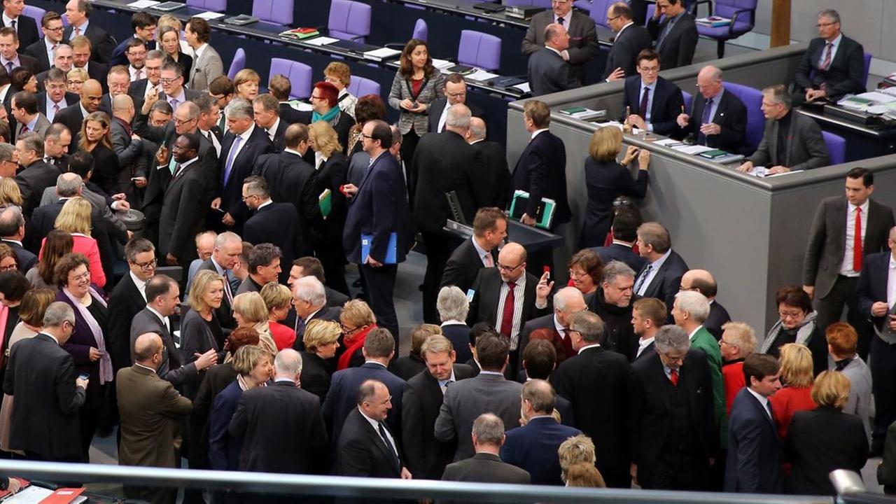 Die Parlamentarier des Deutschen Bundestag stimmen am 25.02.2016 im Reichstagsgebäude in Berlin über das Asylpaket II ab. Die Parlamentarier des Deutschen Bundestag stimmen am 25.02.2016 im Reichstagsgebäude in Berlin über das Asylpaket II ab.