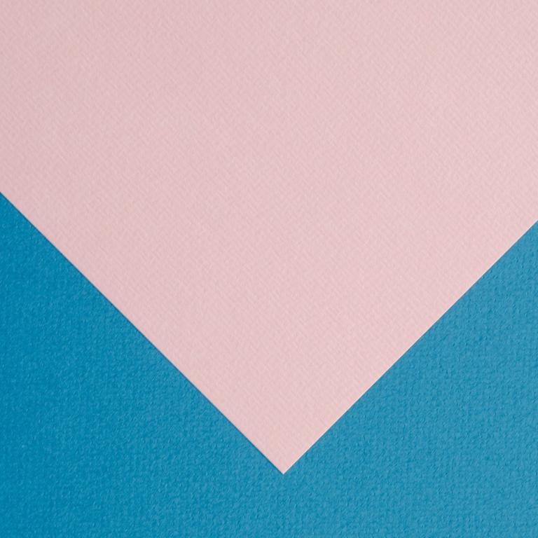Ein Briefumschlag in blau mit rosa Einschlag von der Rückseite. Ein Briefumschlag in blau mit rosa Einschlag von der Rückseite.